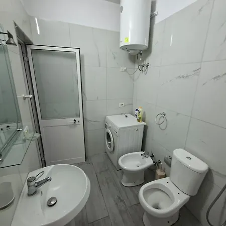 , Free Parking & Balcony Apartment *